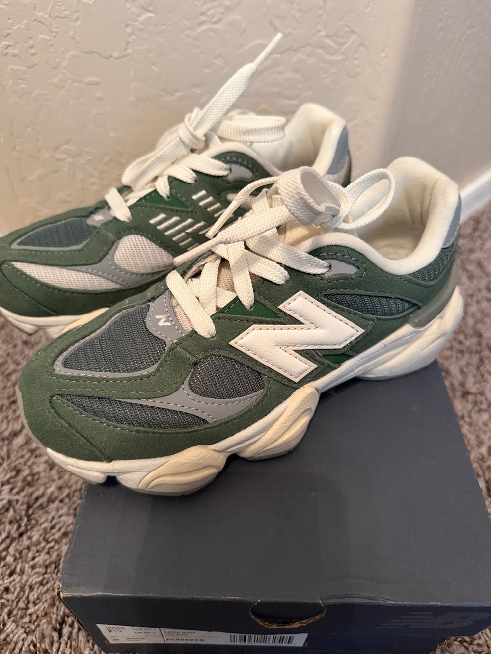 New Balance Kids 9060 size 2.5
